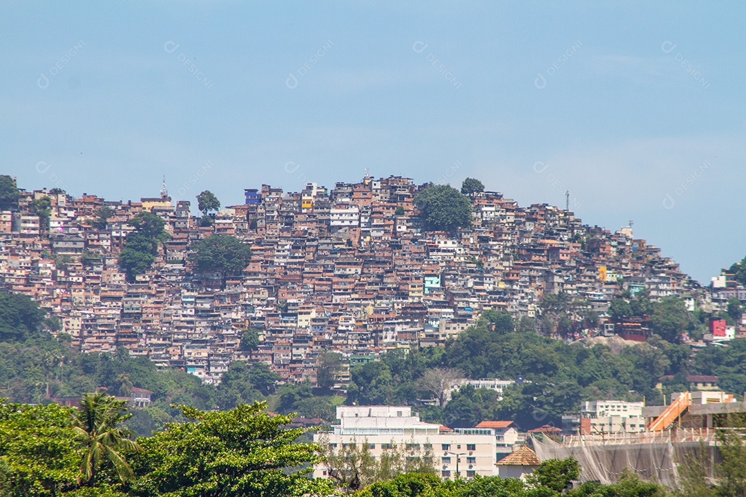 Morro do Cantagalo visto do bairro do Leblon, no Rio de Janeiro.
