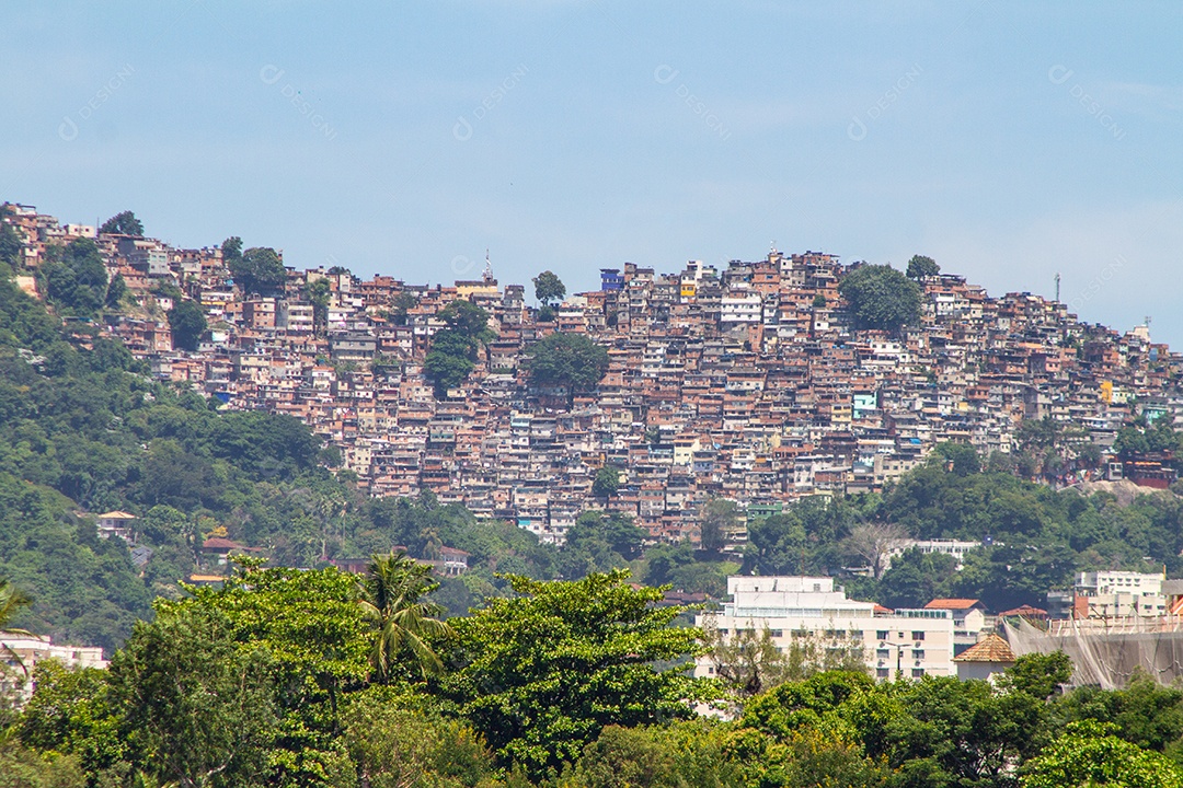 Morro do Cantagalo visto do bairro do Leblon, no Rio de Janeiro.