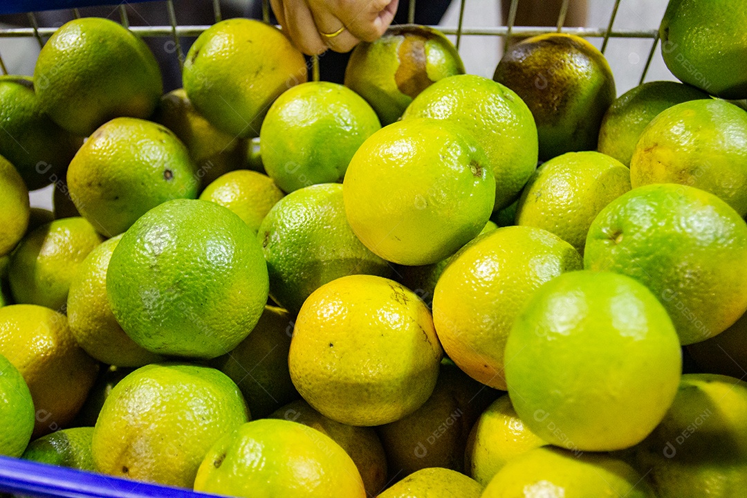laranjas dentro de um carrinho de supermercado no rio de janeiro