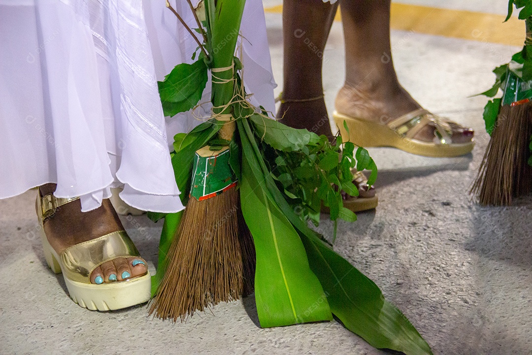 ervas aromáticas presas a uma vassoura, usadas para limpar o sambódromo do rio de janeiro, em um evento conhecido como lavagem de sapucai.
