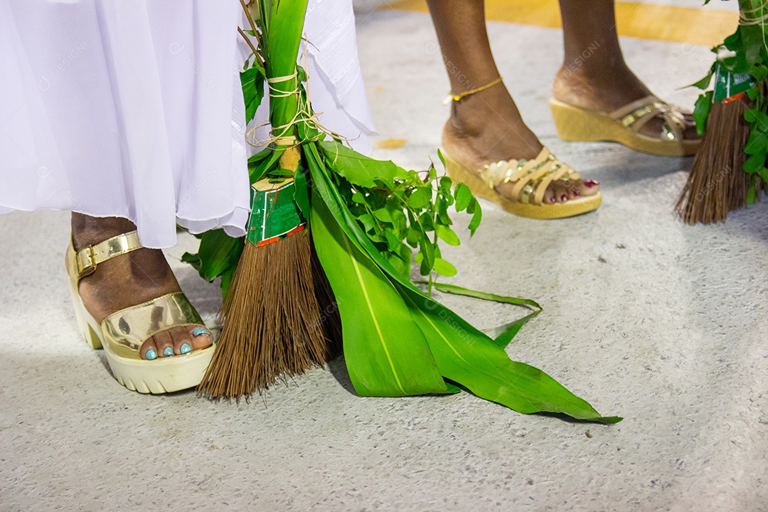 ervas aromáticas presas a uma vassoura, usadas para limpar o sambódromo do rio de janeiro, em um evento conhecido como lavagem de sapucai.