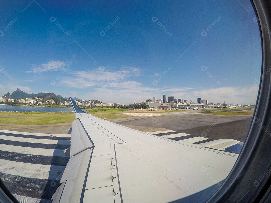 visão de dentro de um avião no aeroporto Santos Dumont no Rio de Janeiro Brasil