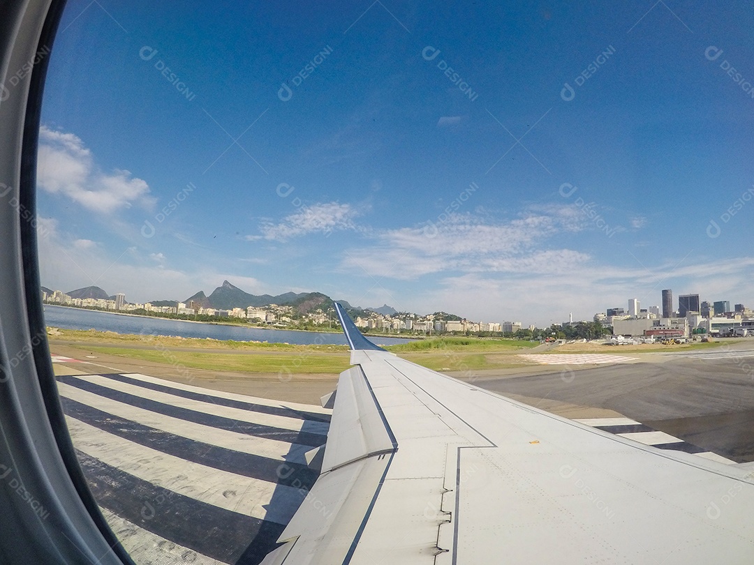 visão de dentro de um avião no aeroporto Santos Dumont no Rio de Janeiro Brasil