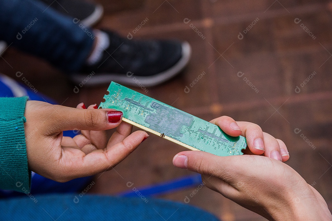 homem e mulher segurando pente de memória de computador no Brasil.