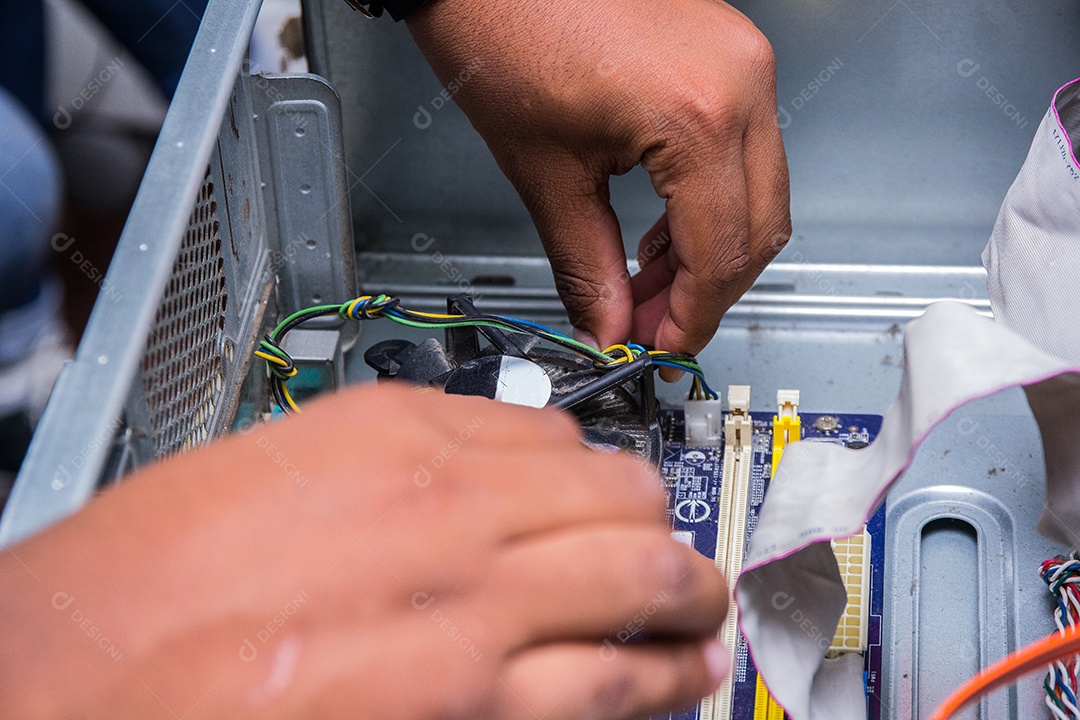 mãos segurando um cooler de computador no brasil