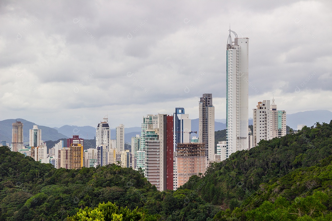 cidade de balneário camboriu vista do alto do morro do careca em santa catarina Brasil