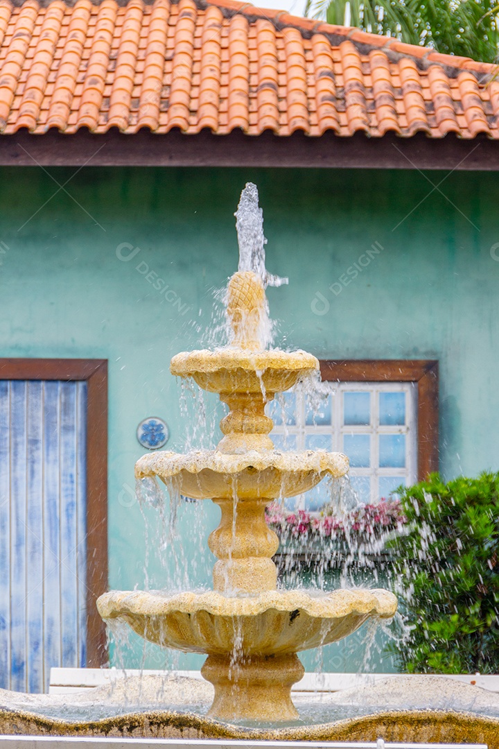 fonte velha jorrando água com parede de fundo verde em Santa Catarina Brasil.