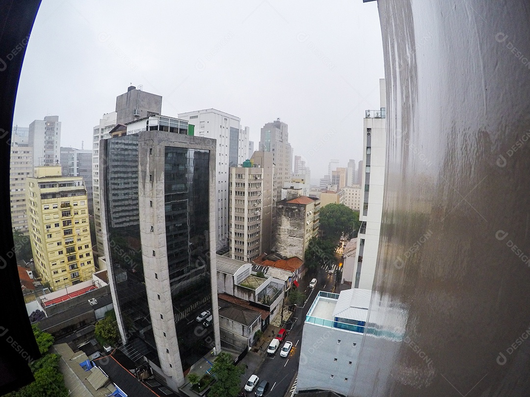 edifícios no centro de São Paulo no Brasil em um dia chuvoso.