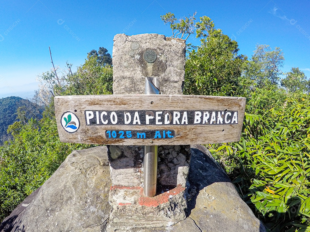 assine no pico do pico da pedra branca, morro mais alto da cidade do rio de janeiro Brasil