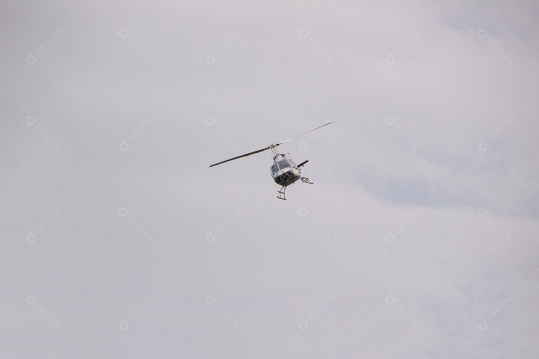 Voo de um helicóptero com fundo cinza nublado em Santa Catarina Brasil