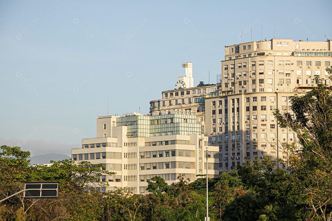 edifício no centro do Rio de Janeiro Brasil durante a manhã com um céu de fundo azul.