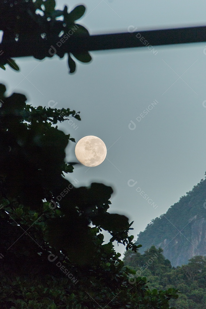 Moonset com silhueta de fios em Copacabana Rio de Janeiro, Brasil.