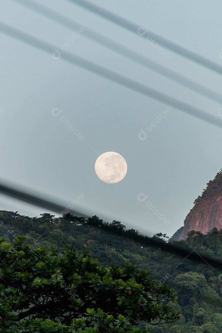Moonset com silhueta de fios em Copacabana Rio de Janeiro, Brasil.
