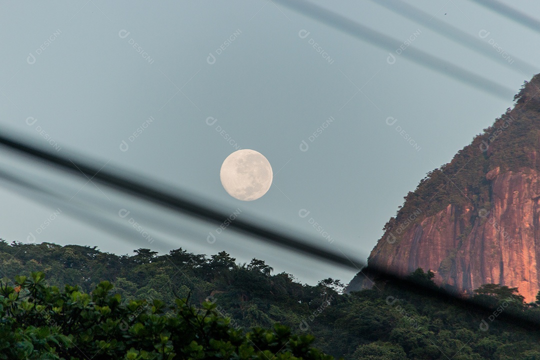 Moonset com silhueta de fios em Copacabana Rio de Janeiro, Brasil.