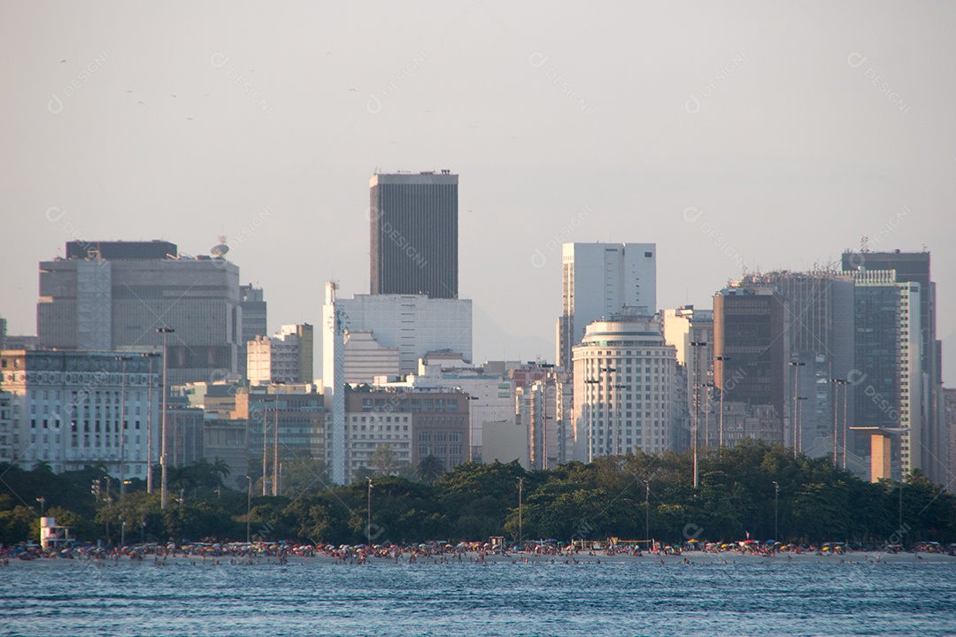 praia do flamengo, com os prédios do centro do Rio de Janeiro, Brasil.