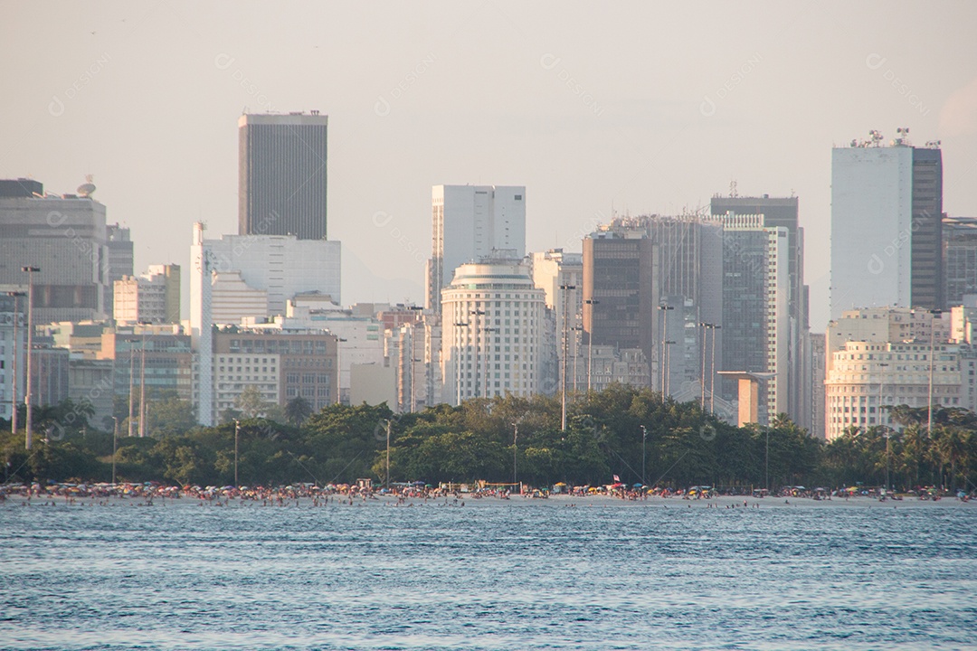 praia do flamengo, com os prédios do centro do Rio de Janeiro, Brasil.
