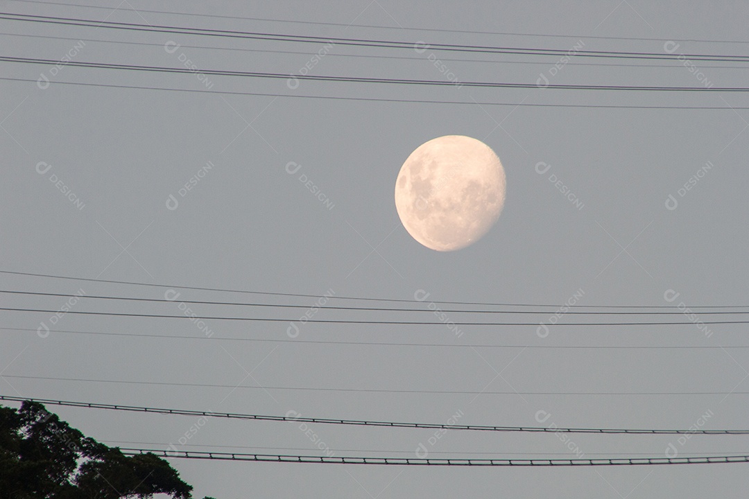 lua cheia no céu do Rio de Janeiro, Brasil.