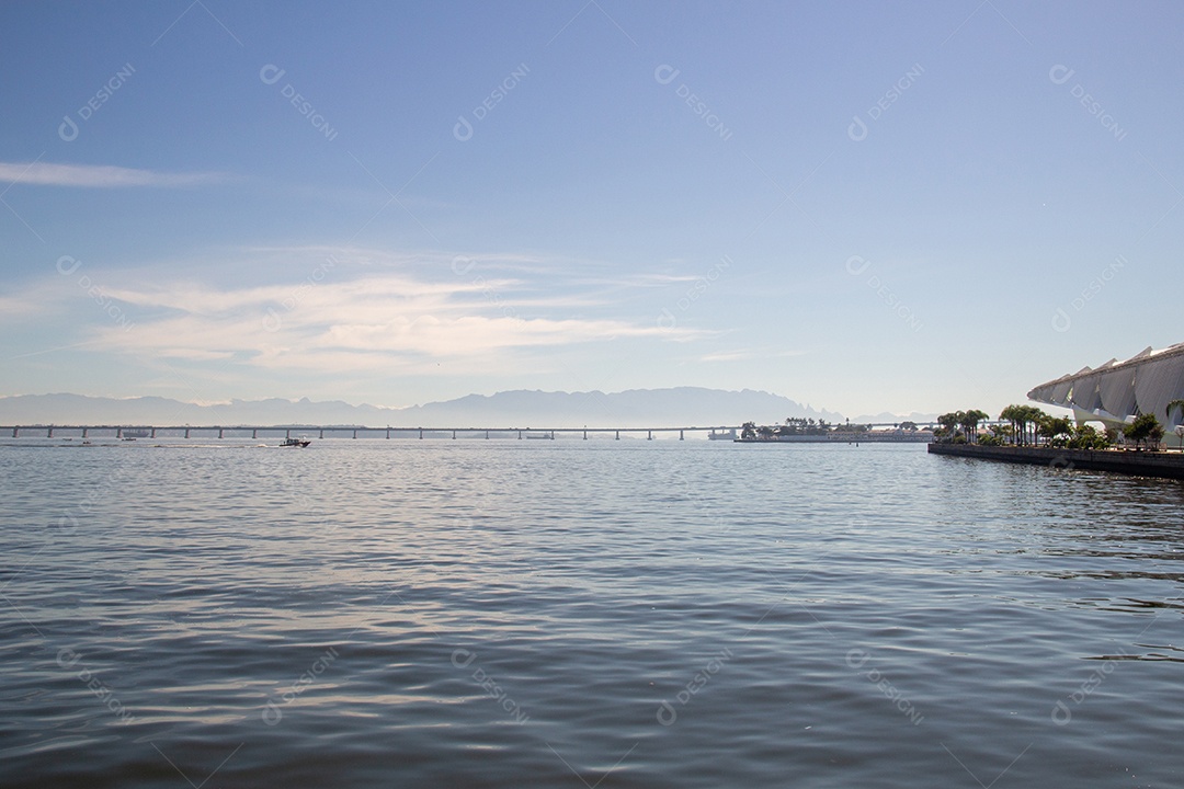 Baía de Guanabara com a Ponte do Rio Niterói e as montanhas de Teresópolis ao fundo no Rio de Janeiro Brasil.