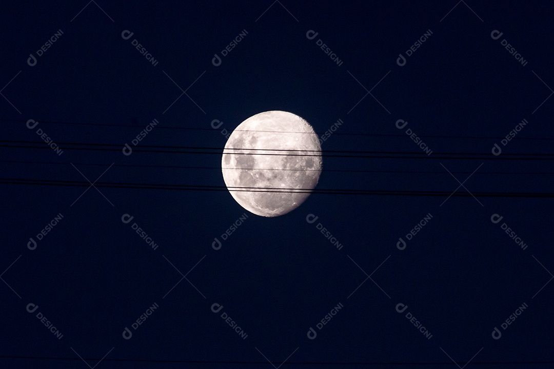 lua cheia no céu do Rio de Janeiro, Brasil.