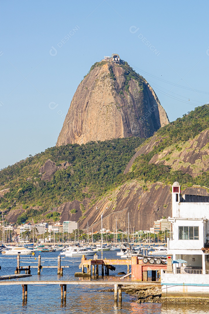 Pão de Açúcar, visto da Enseada de Botafogo no Rio de Janeiro no Brasil