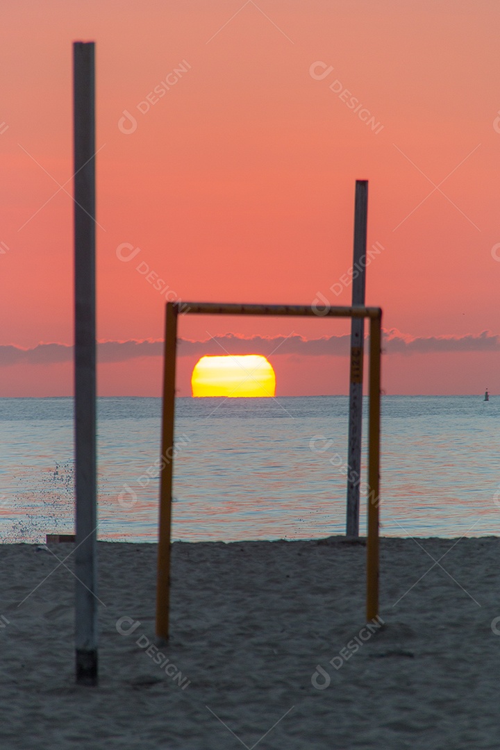 Nascer do sol na praia de Copacabana, no Rio de Janeiro, Brasil.