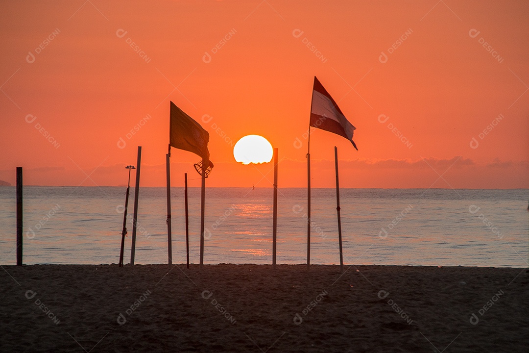 Nascer do sol na praia de Copacabana, no Rio de Janeiro, Brasil.