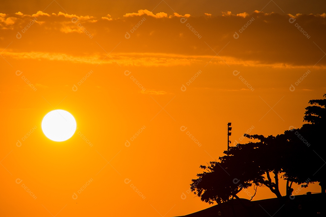 Nascer do sol na praia de Copacabana, no Rio de Janeiro, Brasil.