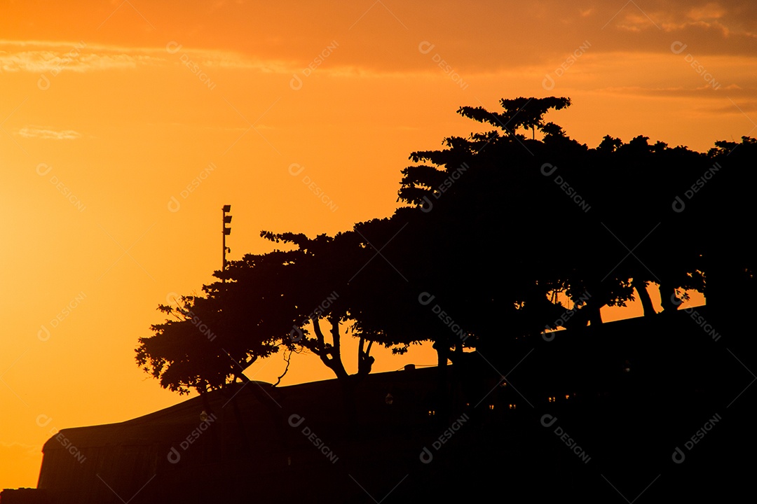 Nascer do sol na praia de Copacabana, no Rio de Janeiro, Brasil.