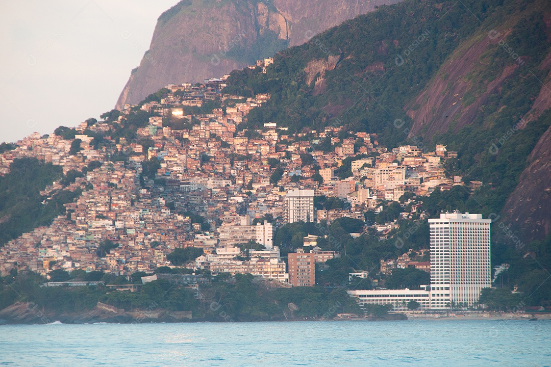 Favela do Vidigal vista da praia de Ipanema, no Rio de Janeiro, Brasil.