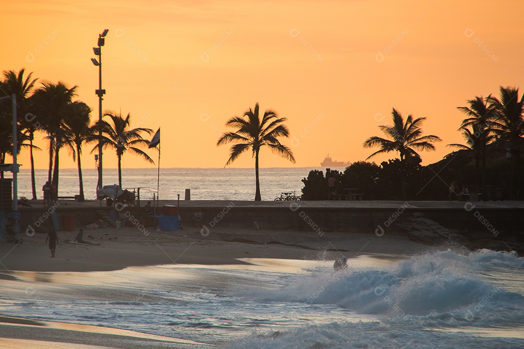nascer do sol na praia do Arpoador, no Rio de Janeiro, Brasil.