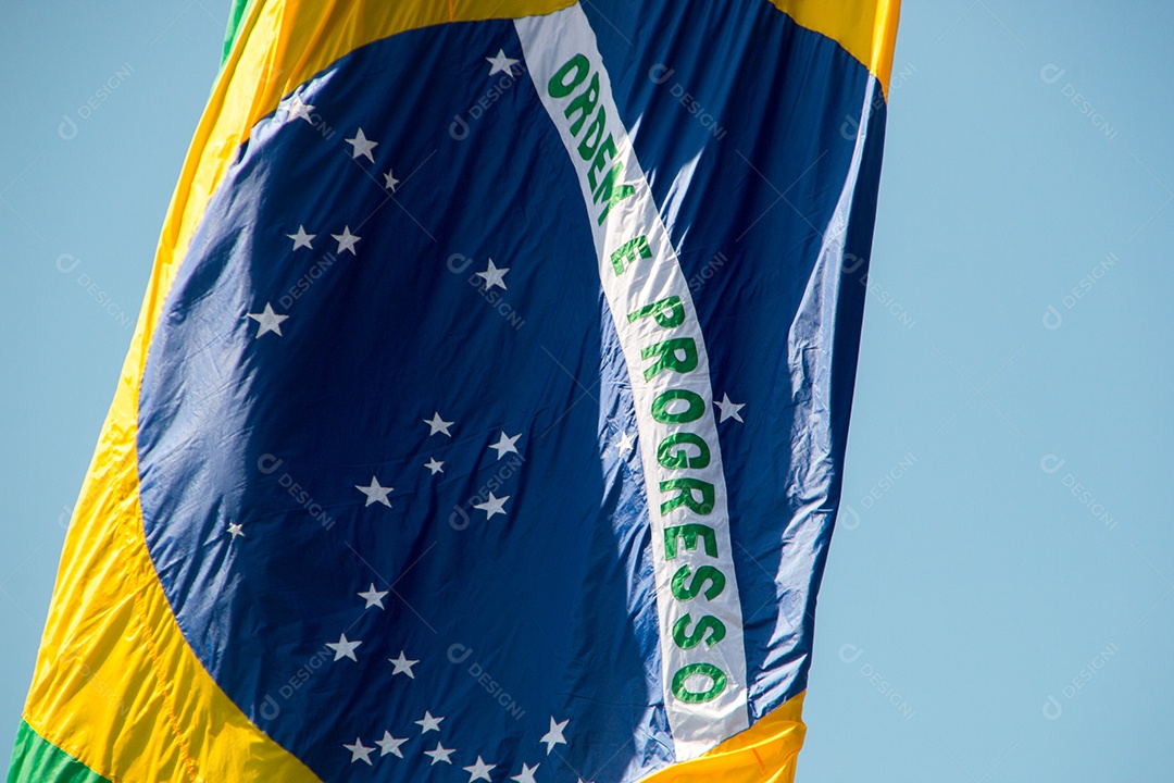 Bandeira do Brasil ao ar livre no Rio de Janeiro, Brasil.