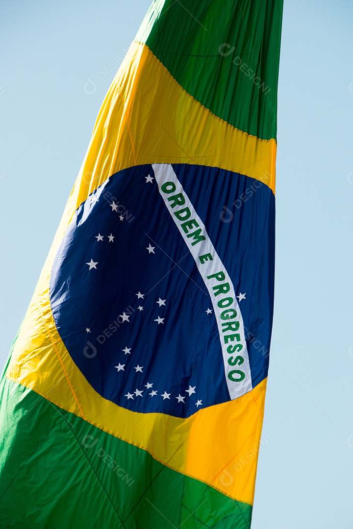 Bandeira do Brasil ao ar livre no Rio de Janeiro, Brasil.