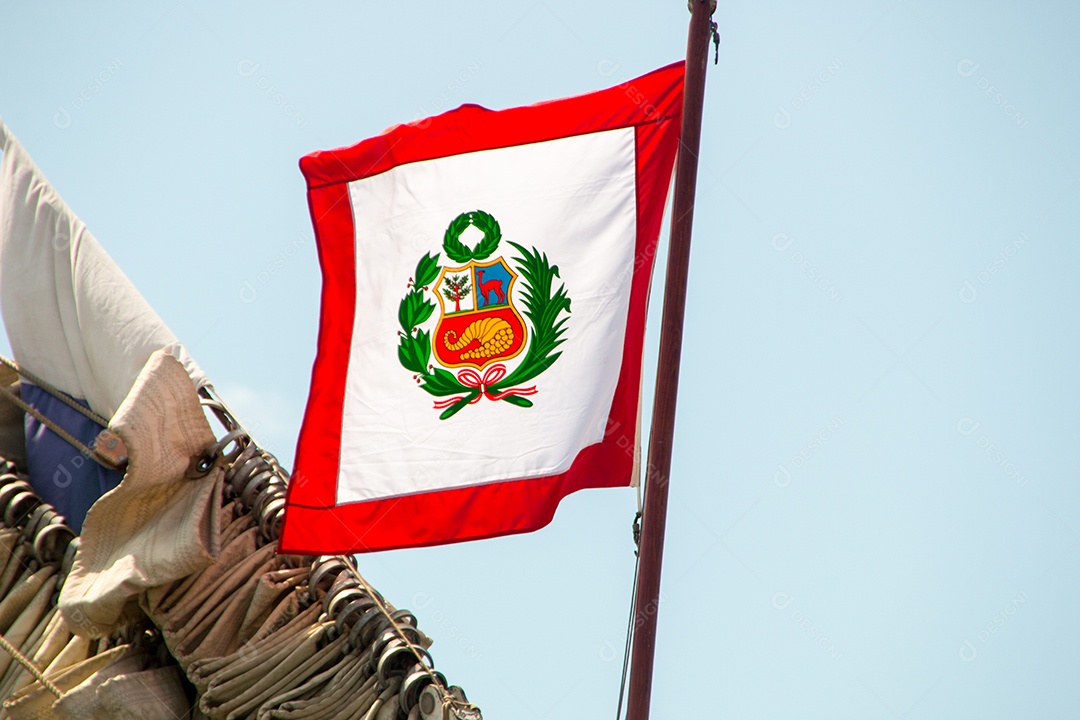 Bandeira do Peru ao ar livre no Rio de Janeiro, Brasil.