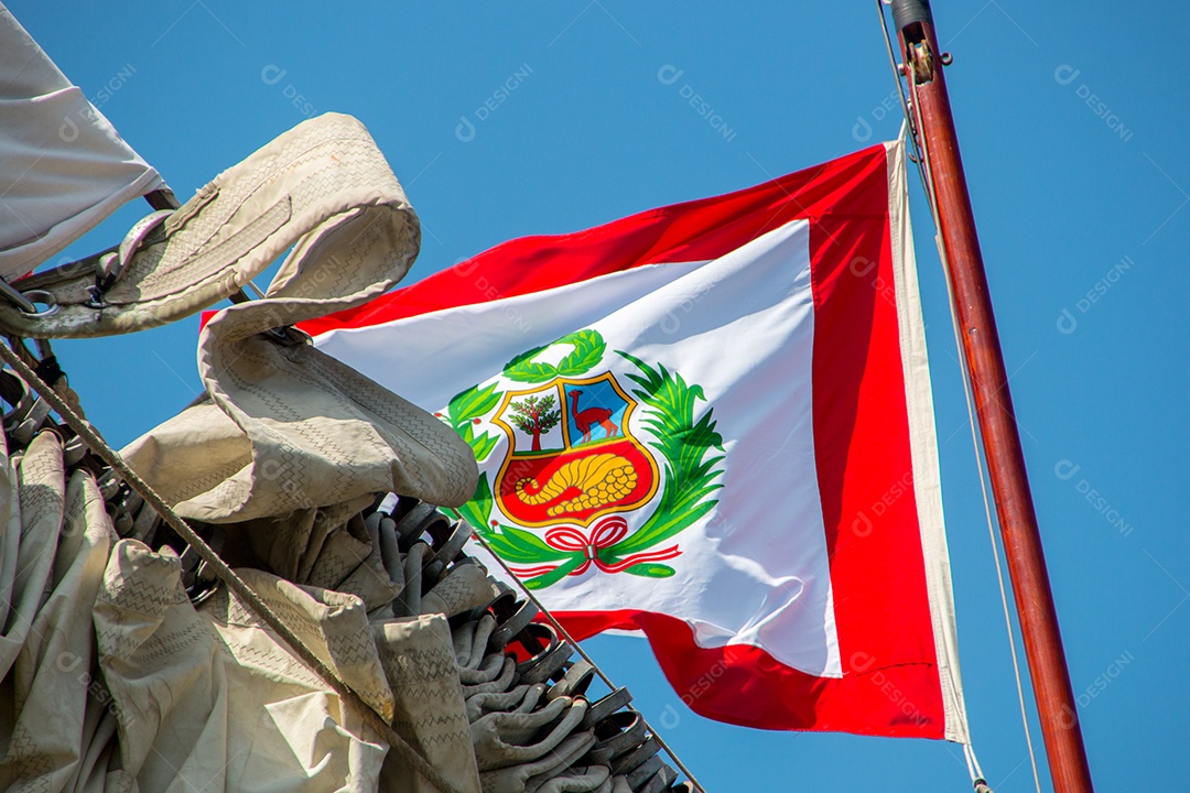 Bandeira do Peru ao ar livre no Rio de Janeiro, Brasil.