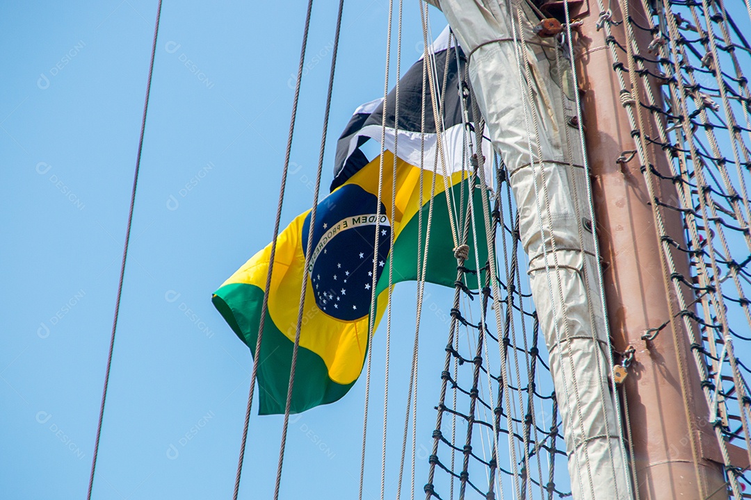 Bandeira do Brasil ao ar livre no Rio de Janeiro, Brasil.