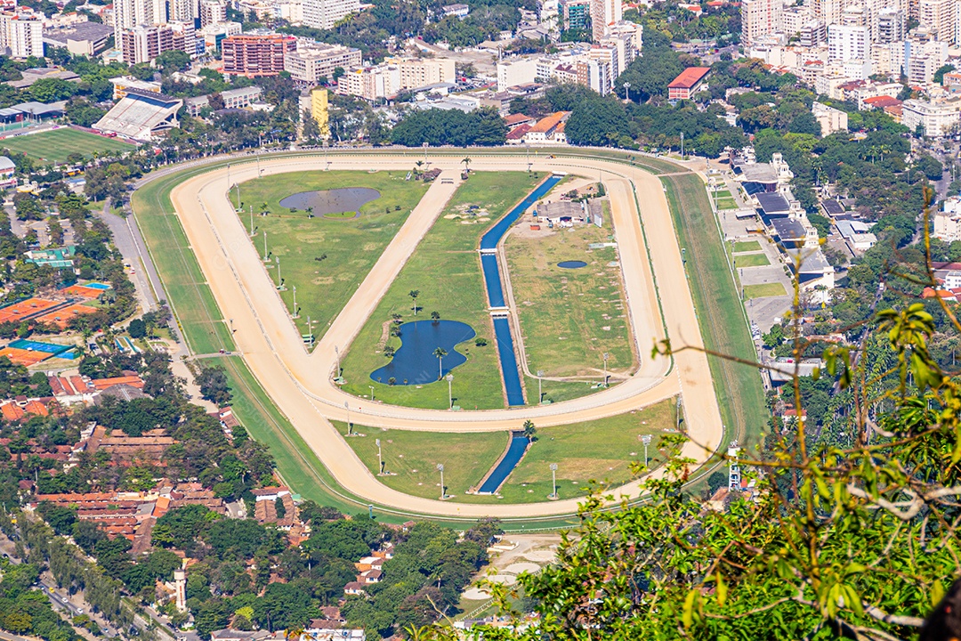 joquei club visto do alto do morro do corcovado no rio de janeiro brasil.