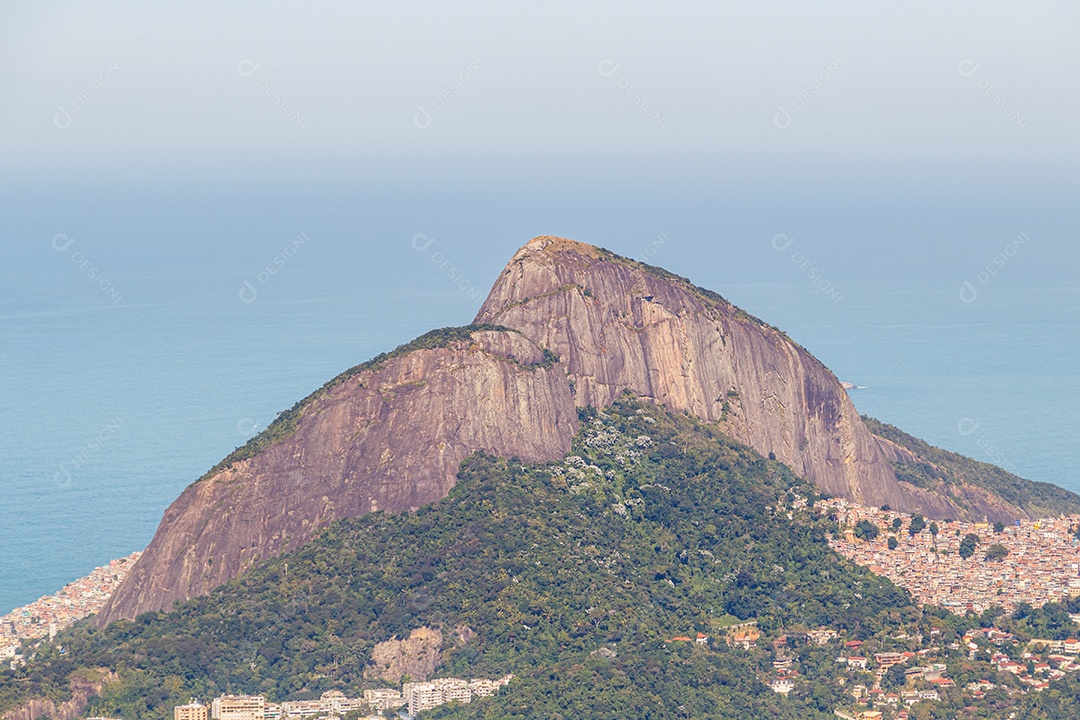 morro dos dois irmãos visto do alto do morro do corcovado no rio de janeiro Brasil.