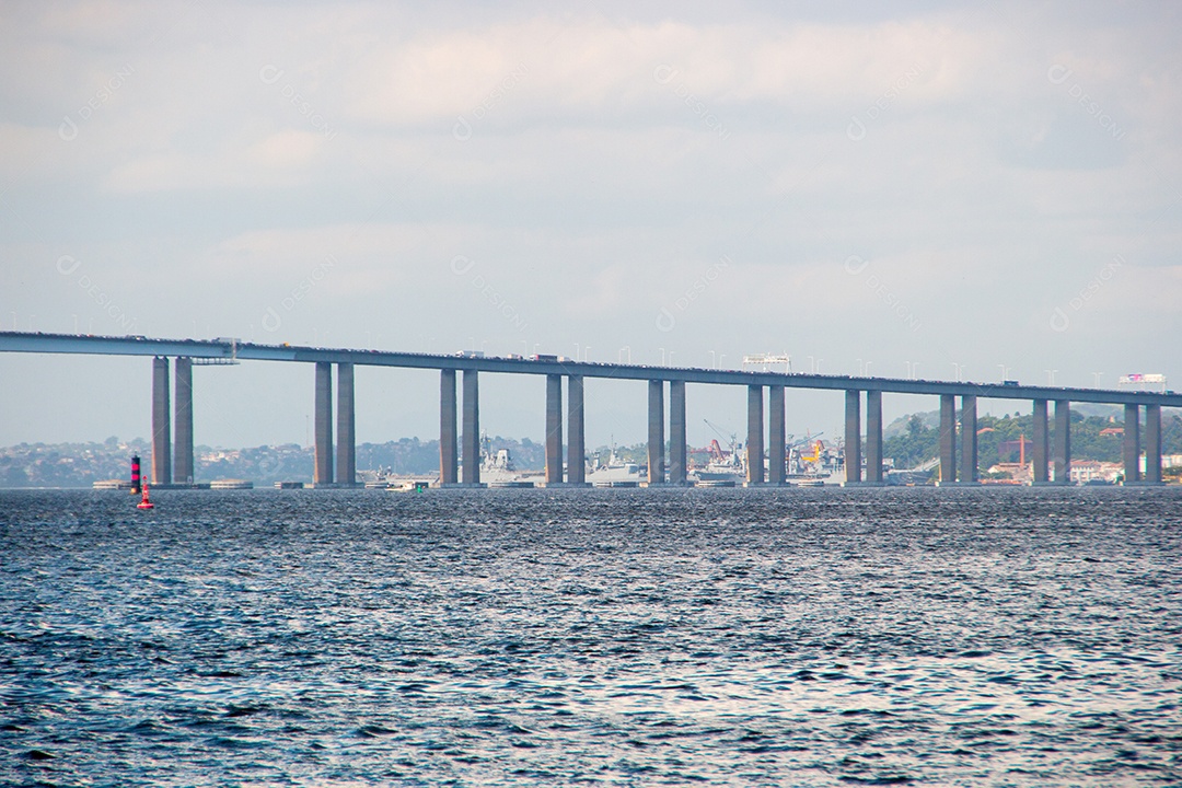 Baía de Guanabara e a Ponte do Rio Niterói no Rio de Janeiro, Brasil.