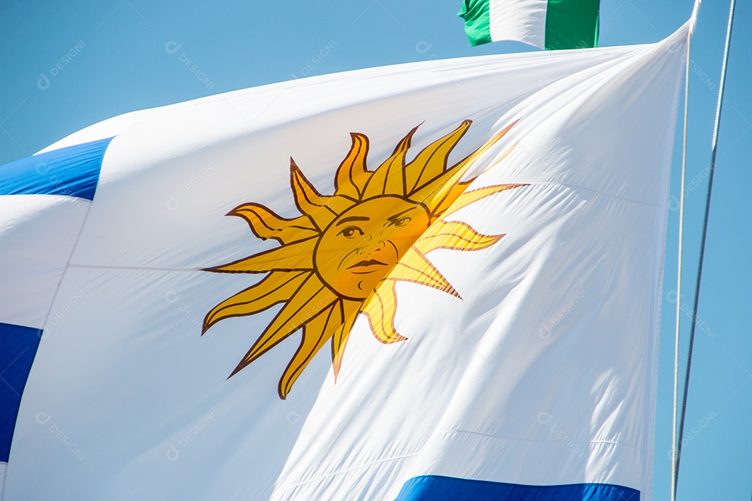 Bandeira uruguaia ao ar livre no Rio de Janeiro, Brasil.