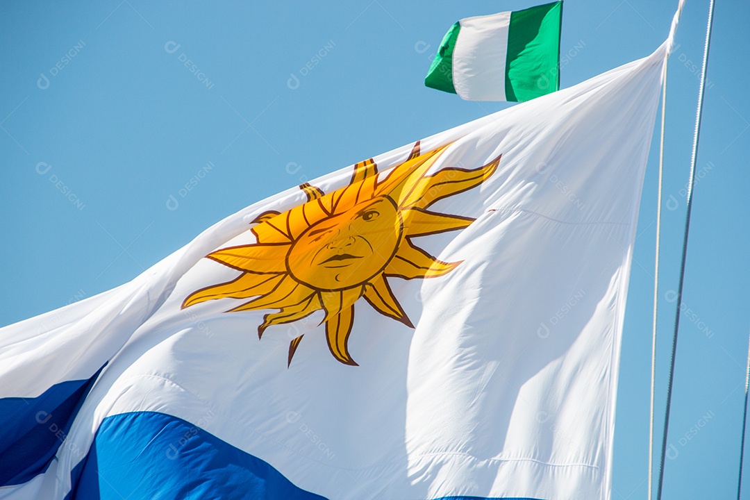 Bandeira uruguaia ao ar livre no Rio de Janeiro, Brasil.