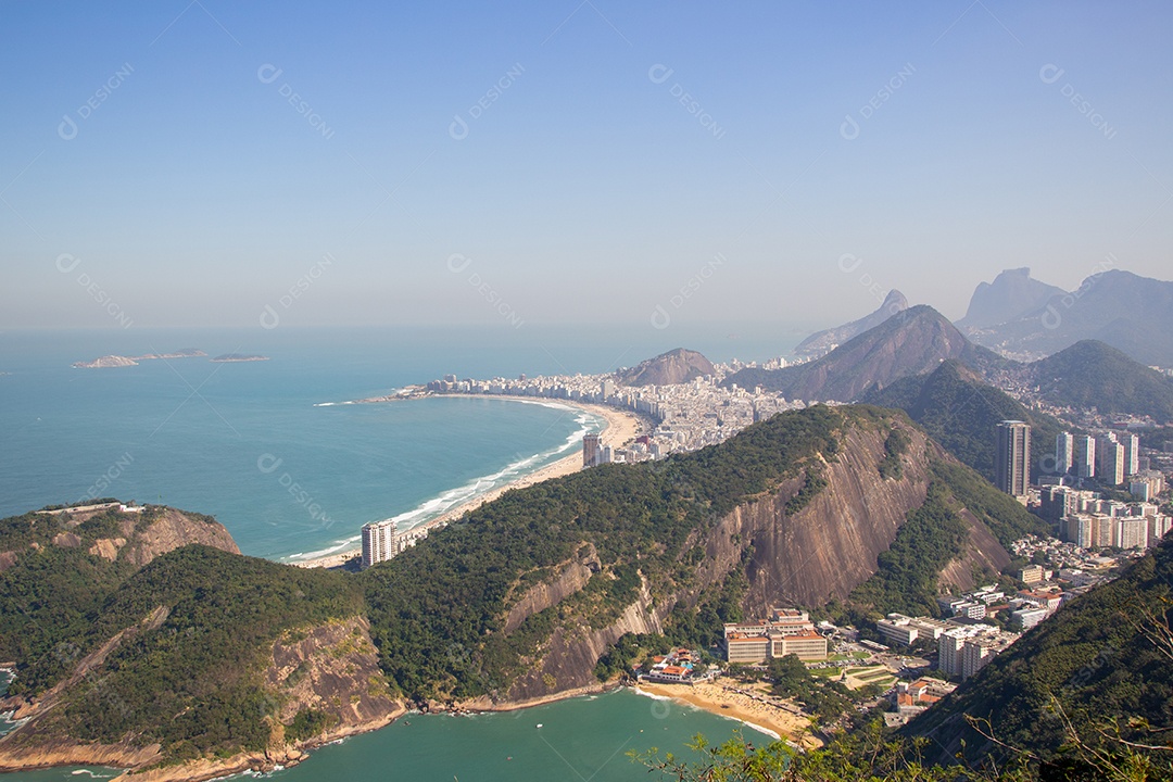 Bairro de Copacabana visto do topo do Pão de Açúcar no Rio de Janeiro Brasil.