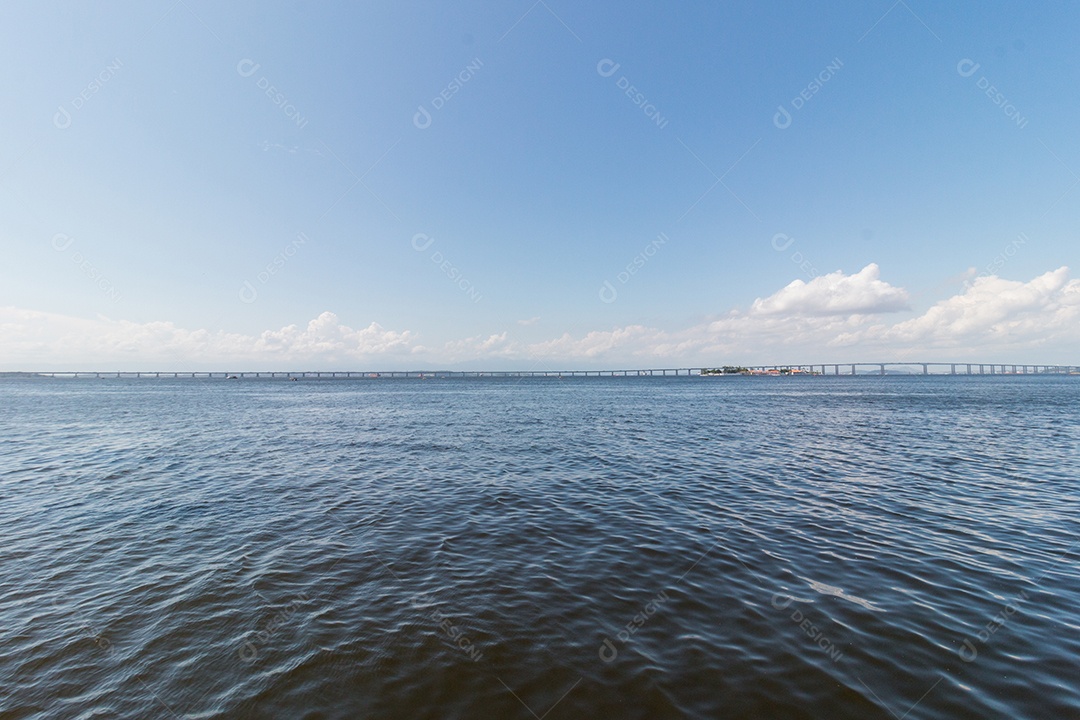 Baía de Guanabara e a Ponte do Rio Niterói no Rio de Janeiro, Brasil.