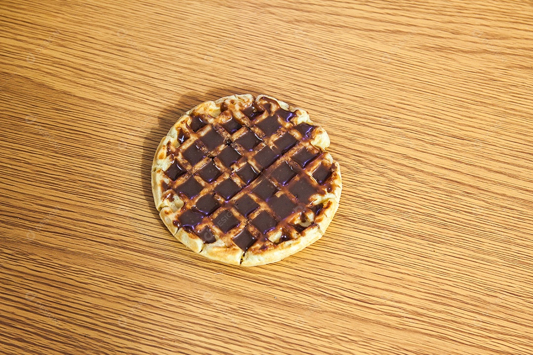 bolacha com chocolate em uma mesa de madeira.