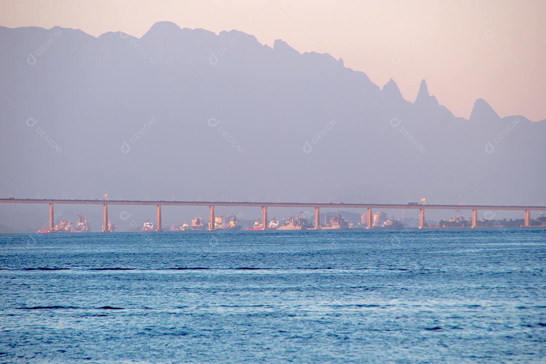 Baía de Guanabara, Ponte do Rio Niterói e a Serra de Teresópolis ao fundo no Rio de Janeiro.