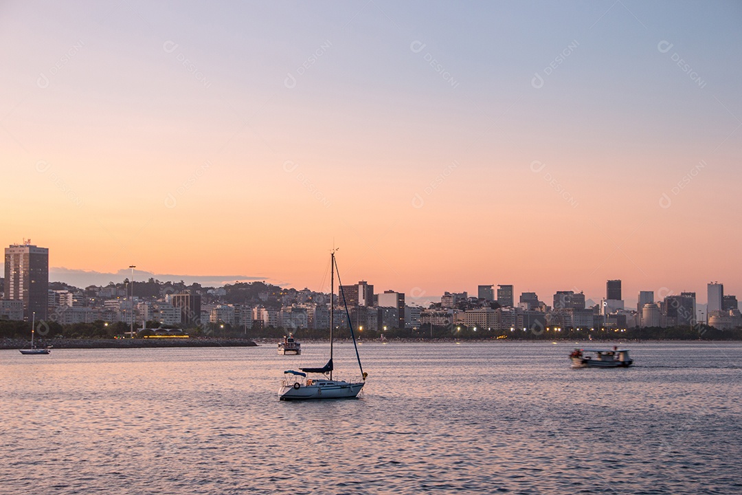 Pôr do sol visto da Mureta da Urca no Rio de Janeiro.