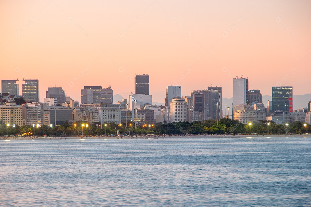 Pôr do sol visto da Mureta da Urca no Rio de Janeiro.