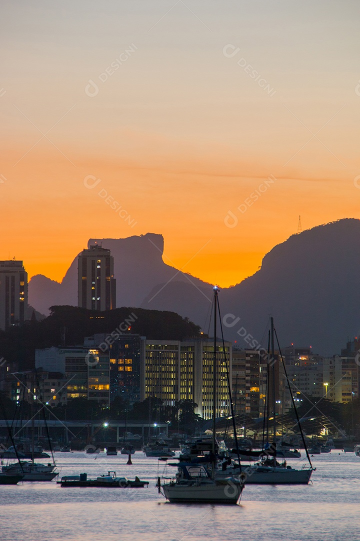 Pôr do sol visto da Mureta da Urca no Rio de Janeiro.