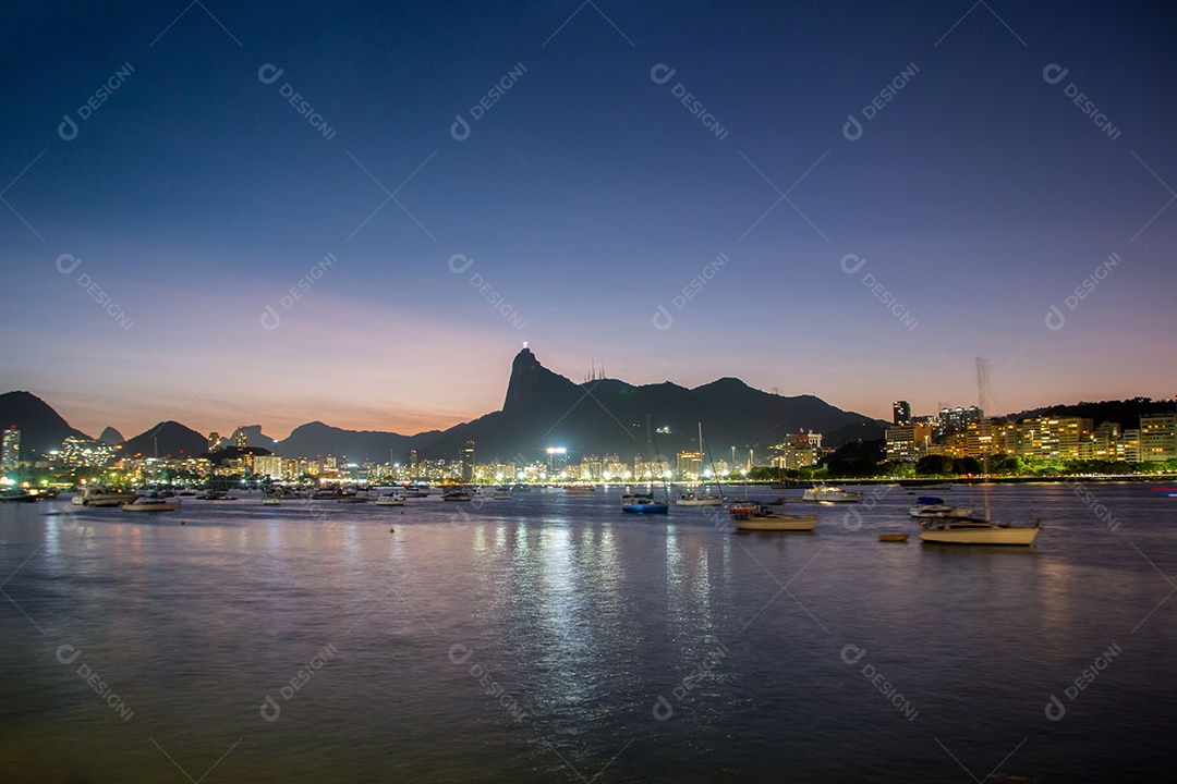 Pôr do sol visto da Mureta da Urca no Rio de Janeiro.