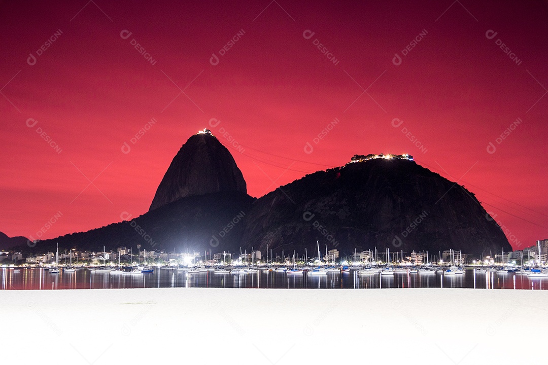 céu com a cor vermelha, sob a influência das cinzas do vulcão de Tonga na enseada de Botafogo no Rio de Janeiro