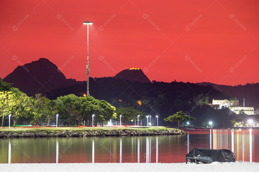 céu com a cor vermelha, sob a influência das cinzas do vulcão de Tonga na enseada de Botafogo no Rio de Janeiro.